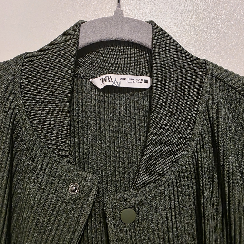 Zara Green Bomber Jacket Stylish and Versatile - Picture 3 of 3